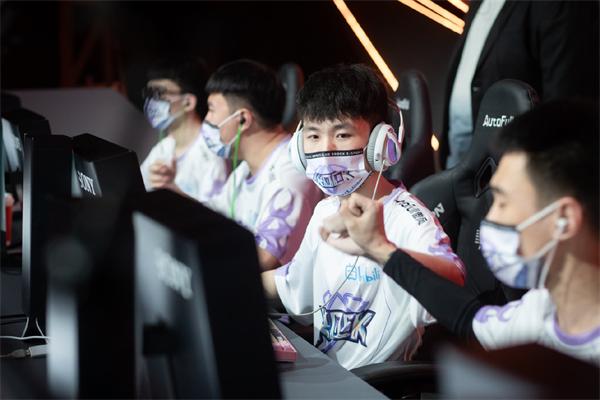 [穿越火线] 炫石新阵容初见成效，Qiii直言走好脚下每一步