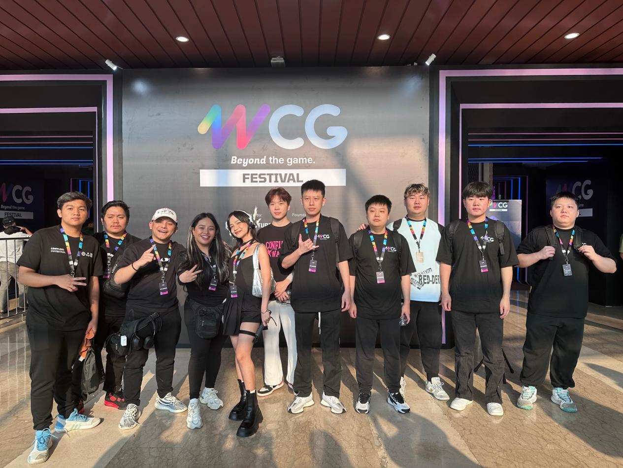 eStar加油！俱乐部CF项目总经理若诗亲自到场为队伍加油打气！