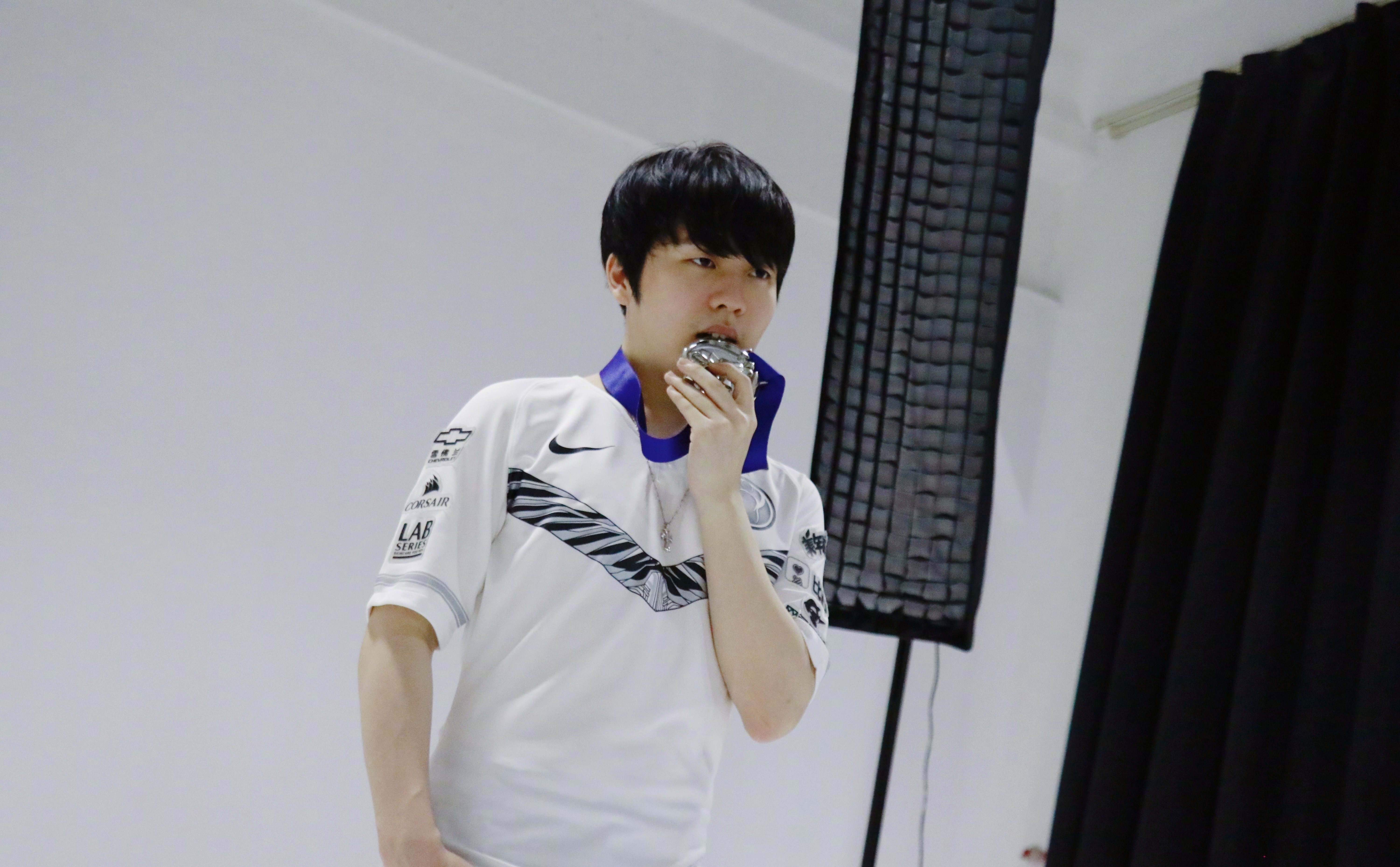 rookie的定妆照则是手持奖牌,做了一个咬奖牌的动作,整体来说还是非常