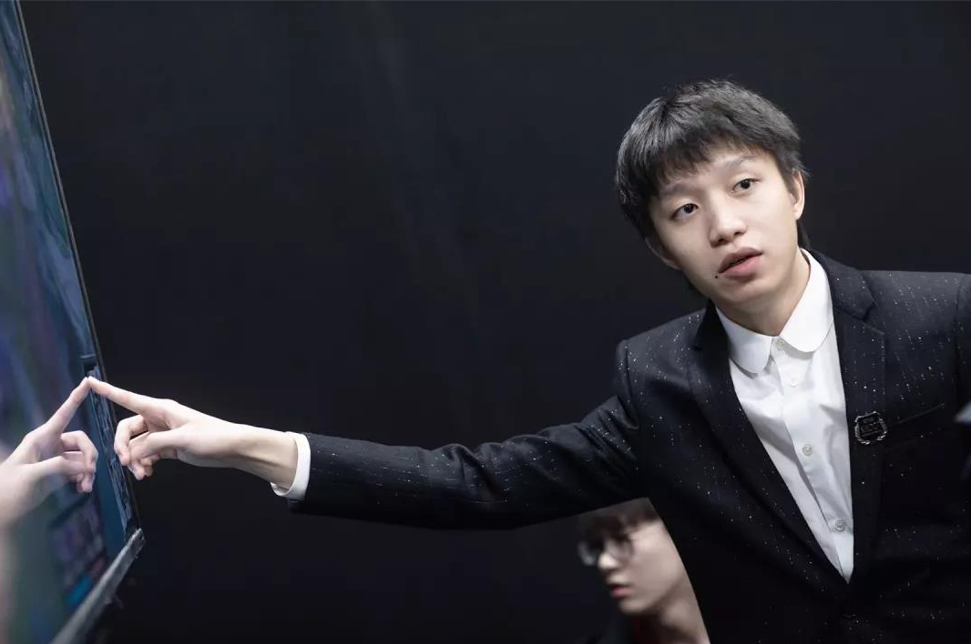 edg晒出教练明凯最新帅照 与vg德杯之战看点满满