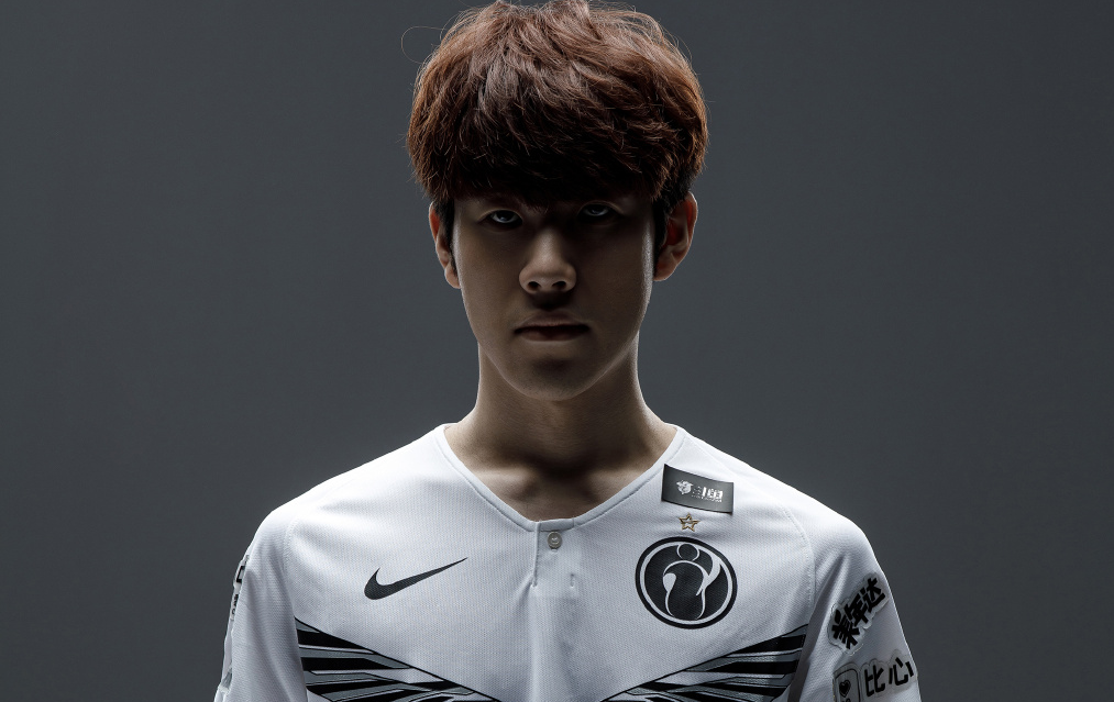 theshy是lpl赛区人气最旺的上单选手,同时也是ig队内