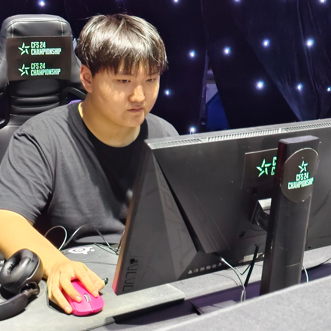 各参赛队现场为中越大学生队伍打Call，越南突降暴雨电闪雷鸣！