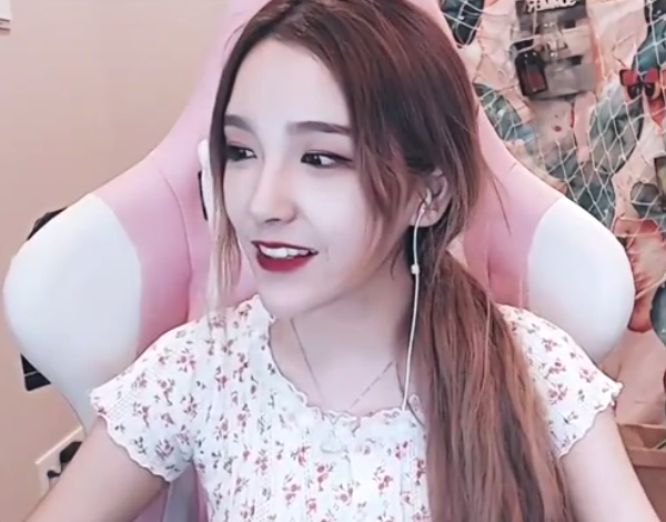 rita输掉了比赛,最终也刮掉了腿毛,感兴趣的玩家可以去虎牙看看回放