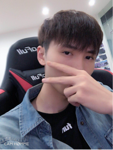 【背后故事】 走近"电竞彭于晏" 了解你所不知的房华人生