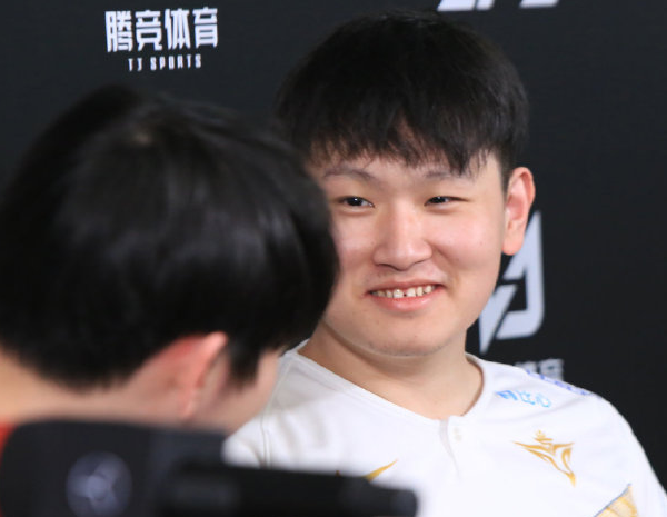 v5小东北化身采访鬼才言语充满了智慧和幽默夸fpx于无形