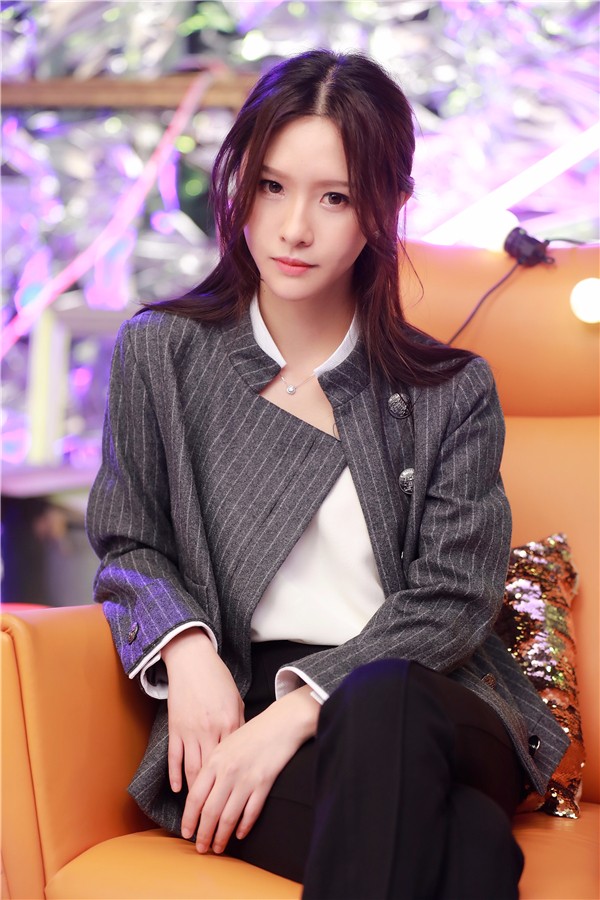 已发行两支个人单曲,《那年幸福》,《终于我明白》,今年9月,阿冷演唱