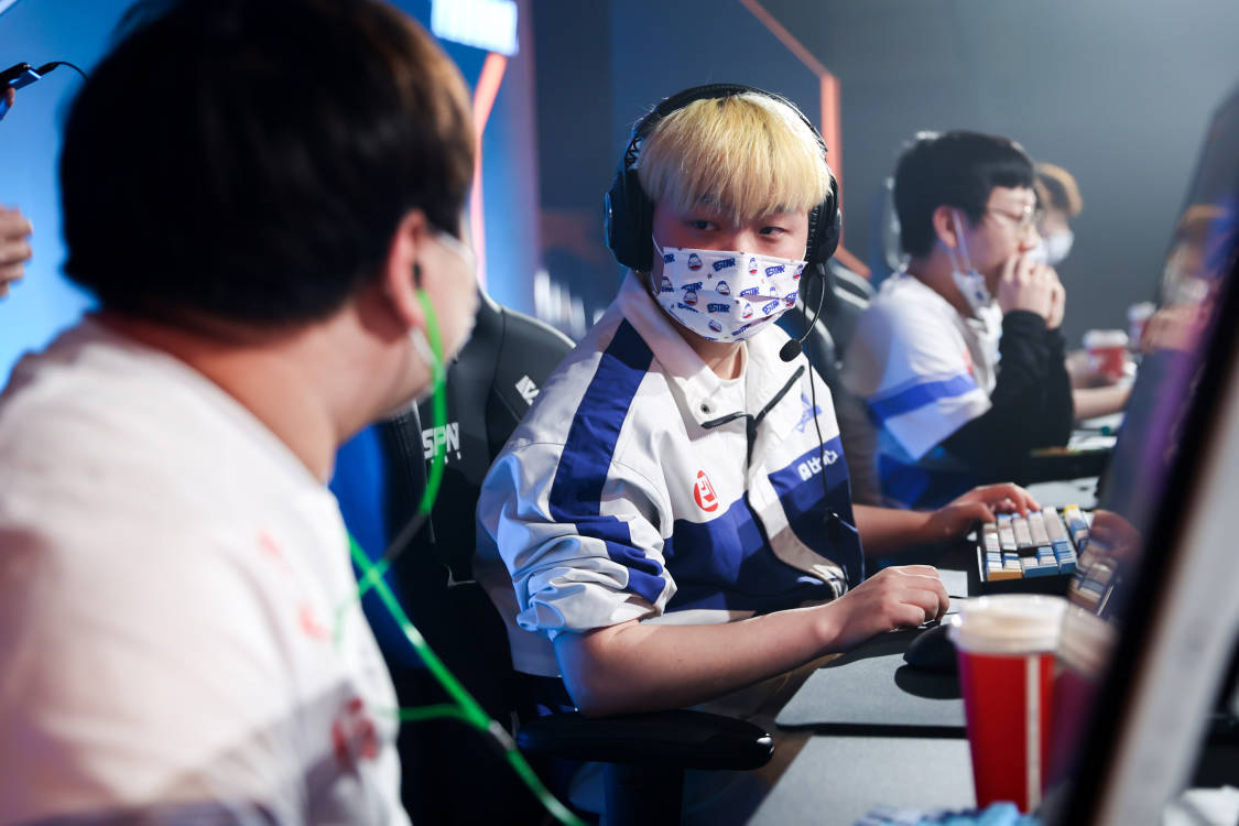 [穿越火线] 状态断崖式暴跌！XiXi单回合1V5，次局总伤害仅389