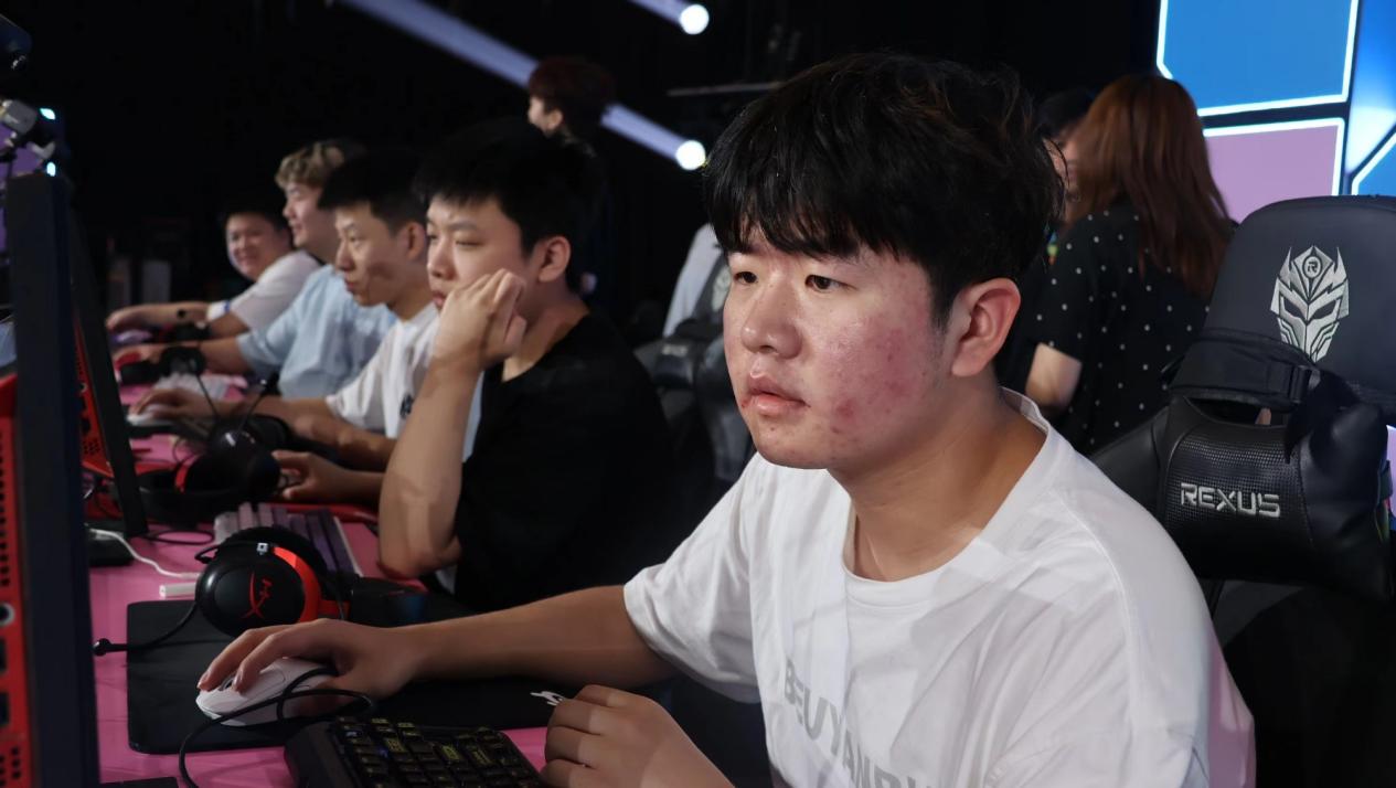 eStar加油！俱乐部CF项目总经理若诗亲自到场为队伍加油打气！