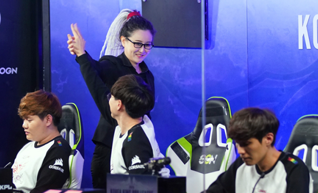 专访rox美女教练虎妞:刻苦是成绩的秘诀,争取下次战胜大魔王kz