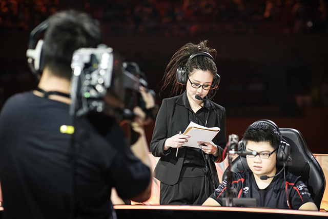 专访rox美女教练虎妞:刻苦是成绩的秘诀,争取下次战胜大魔王kz