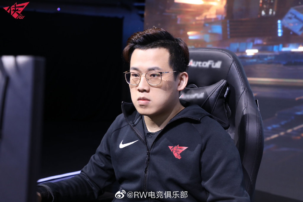 上单位:rw.ziv 26岁 生日:1994.12.24