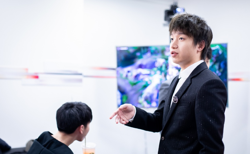 聊妹压箱底旧照:edg明凯rank分登顶 他的话暖人心