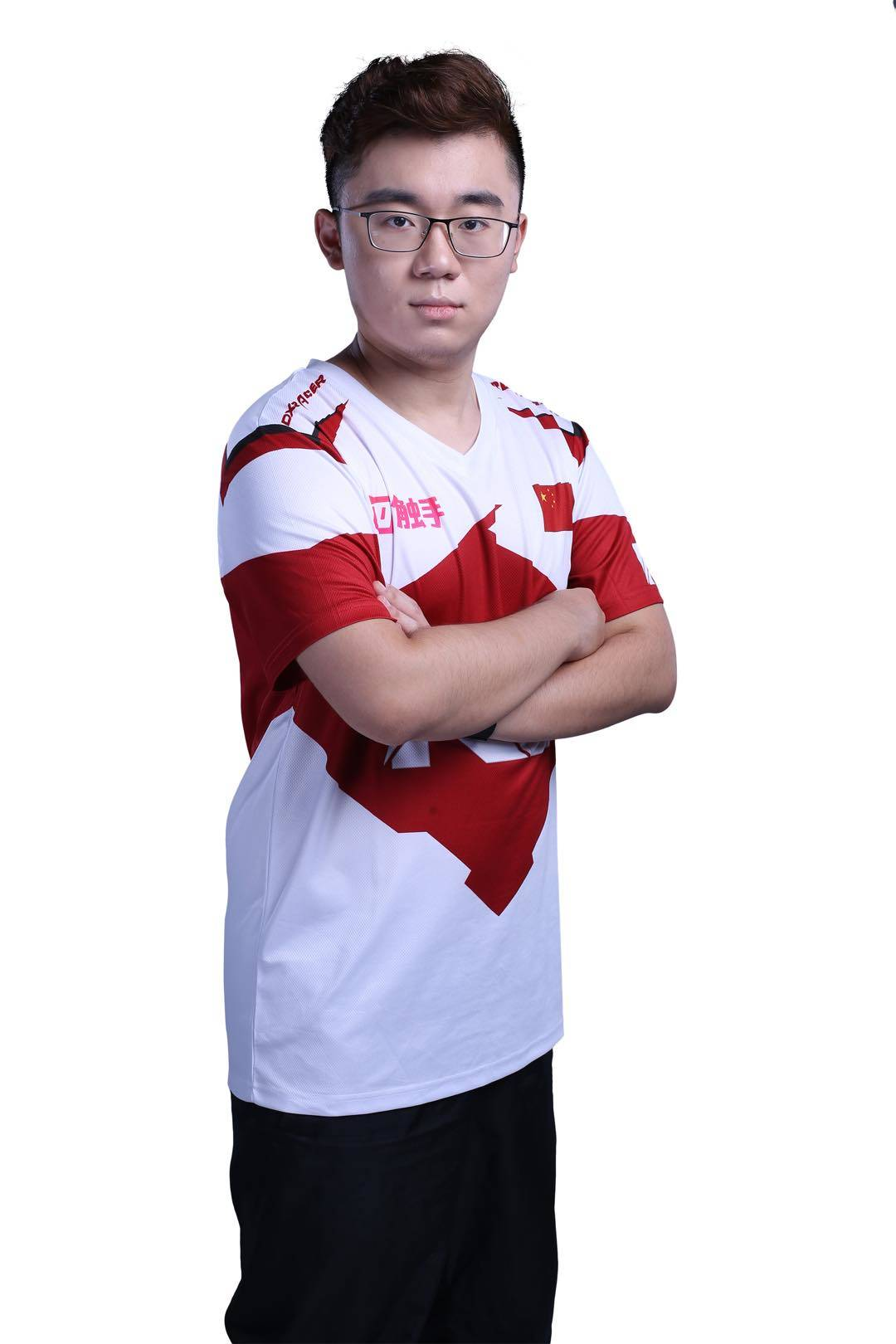 表现堪称完美的哈伦受到了豪强kb的关注与青睐,s3赛季哈伦正式加盟kb