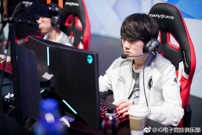 JackeyLove发挥自己“毒奶”神功预测IG打季军赛？粉丝求饶：别秀了水哥