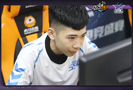 第二张地图老街车站,开局陈鑫一马当先,吴德凯掩护,比分改写为1:1.