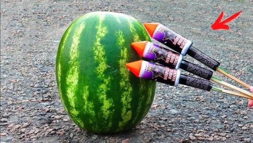 把大号窜天猴点燃放进西瓜里,网友:西瓜的下场要惨了!
