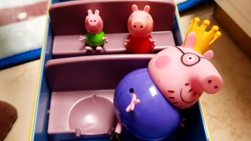 奇趣蛋视频 超级飞侠乐迪从彩泥奇趣蛋里拆出萌鸡小队和奥特曼