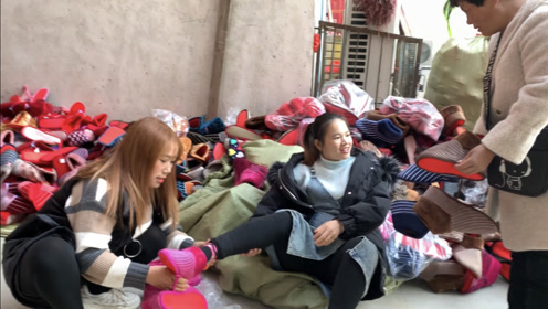 丹丹真是越来越笨了,弯腰穿鞋真费劲,还好身边有个二姐照顾