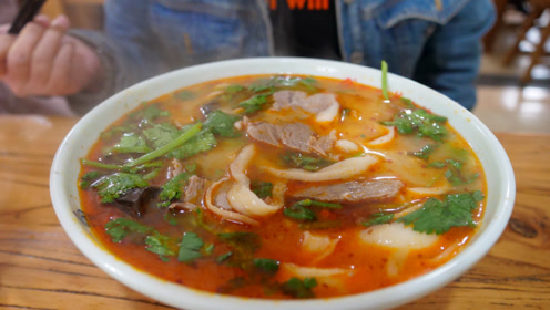 徐州最火烩面,整个一楼坐满人,羊肉摆满挂墙上,18大碗加肉过瘾