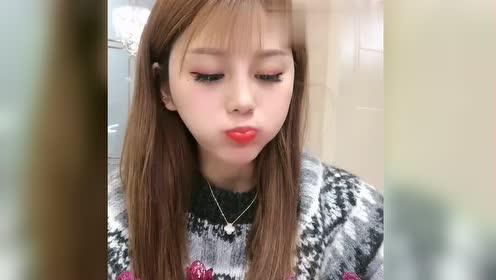 美女一口吃下小火龙果果冻,我看着都翻白眼了!