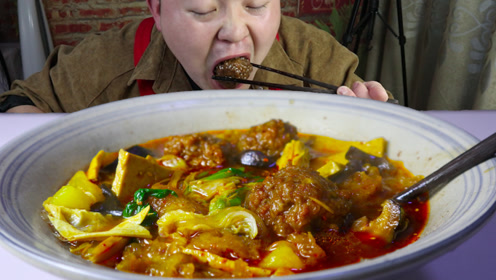 小伙做一锅老陕大烩菜,配上白吉饼,大口吃饭看着过瘾