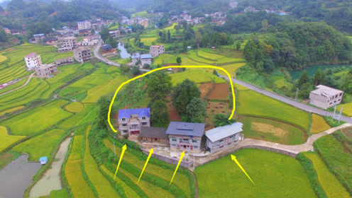 路边这房子,左青龙右白虎,前朱雀后玄武,这才是真正的风水宝地