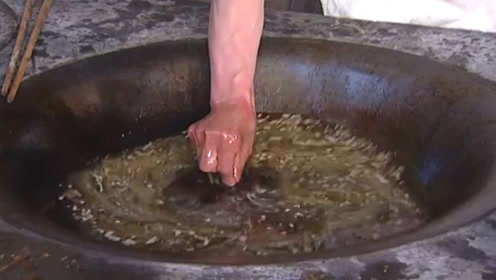 豆腐王被地痞敲诈,被迫祭出油锅里捞铜钱的绝技,当场镇住所有人