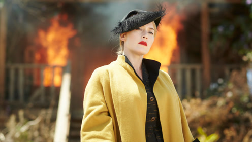 女子小时受尽欺凌,长大后一把火烧了全村,欧美剧情电影《裁缝》