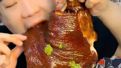 吃货小伙吃大肘子,眯着眼睛尽情地啃,这吃相简直没谁了
