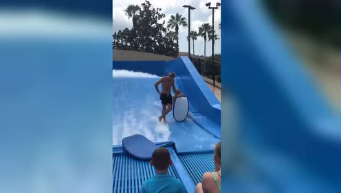 大叔玩冲浪机把裤衩冲掉了,机智小哥一秒救场化解尴尬!