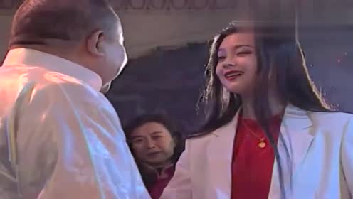 傻儿司令:为欢迎司令,美女特意准备一支舞,司令瞬间就被迷住!