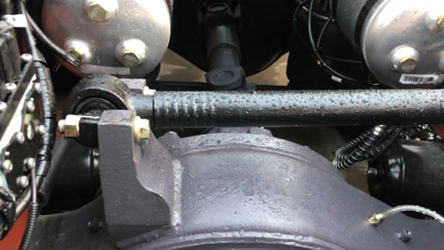 拖拽臂 横向推杆就能保持车身稳定,联合卡车的推力杆有点不一样