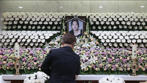 具荷拉灵堂布满鲜花 正在准备接受吊唁