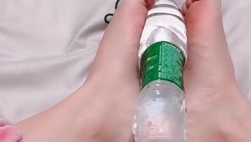 小时候冬天没暖气没空调,晚上就用这水瓶子灌满热水暖脚,后来才有的暖