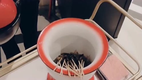 老板真的是人才啊,隔着屏幕都能闻见味,不知道有人认识这器皿吗!