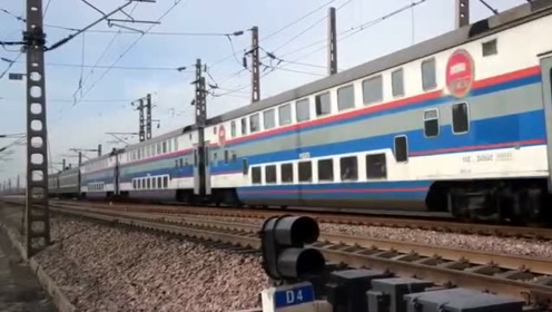 蓝色和谐电机车前弓运行,担当双层火车疾驰通过,开往北京方向!