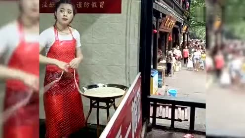 美女表演抻面绝活,黄龙溪一根面名不虚传