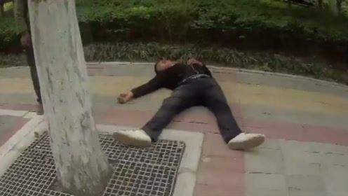 郑州"最佳男主角":男子拉一车液化气罐闯岗,民警追上后撞树装晕倒
