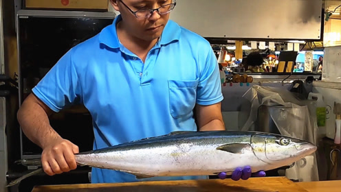 中国台湾鱼市小贩清理纺锤鰤,快刀分割做日式鰤鱼刺身!