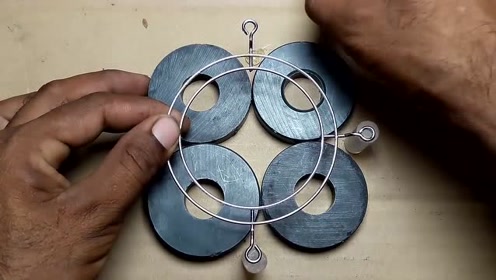 牛人用四块磁铁做出"永动机"