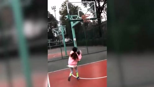 女孩打篮球动作娴熟 单手上篮帅到爆