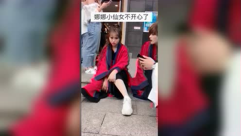 娜娜小仙女不开心了,旁边的可乐举动亮了,网友强行无视!