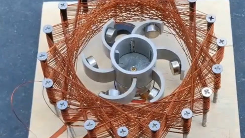 硬纸板做了个"永动机",真的成功了吗?看了半天没看出啥毛病