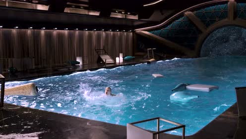 《太空旅客》美女在太空中游泳,突然失重差点被水困死