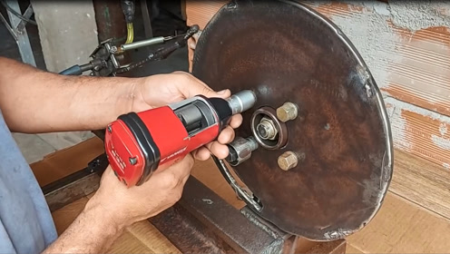 牛人大叔制作一把多功能电动工具,修理工爱不释手
