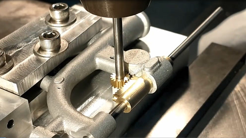 牛人自制一台微型钻床,成品简直就是工艺品,完美的制造过程