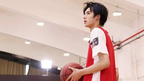 从拿球浪投到总决赛打出团队篮球,邓超元用成长打破质疑