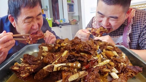 超小厨180块钱买6斤牛排,红烧牛排一锅焖,父子两人都爱啃