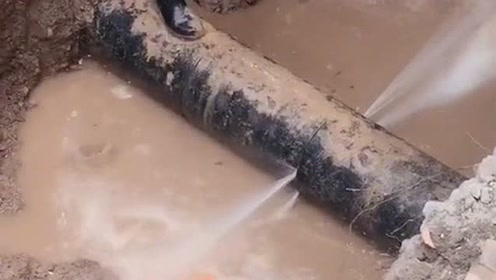 最危险的工作,敲烂了的铁渣飞出来射人身上,幸亏大哥的反应速度够快!