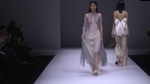模特"真空"上阵时,衣服不慎掉落怎么办?现场观众瞬间失控!